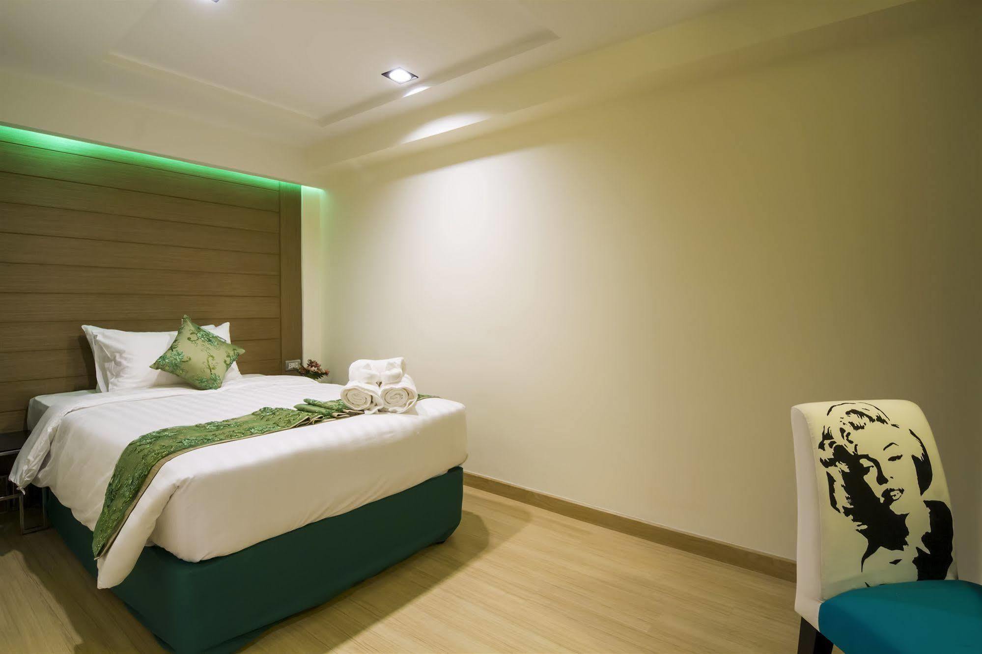 Eleven Avenue Suites Bangkok Exterior foto