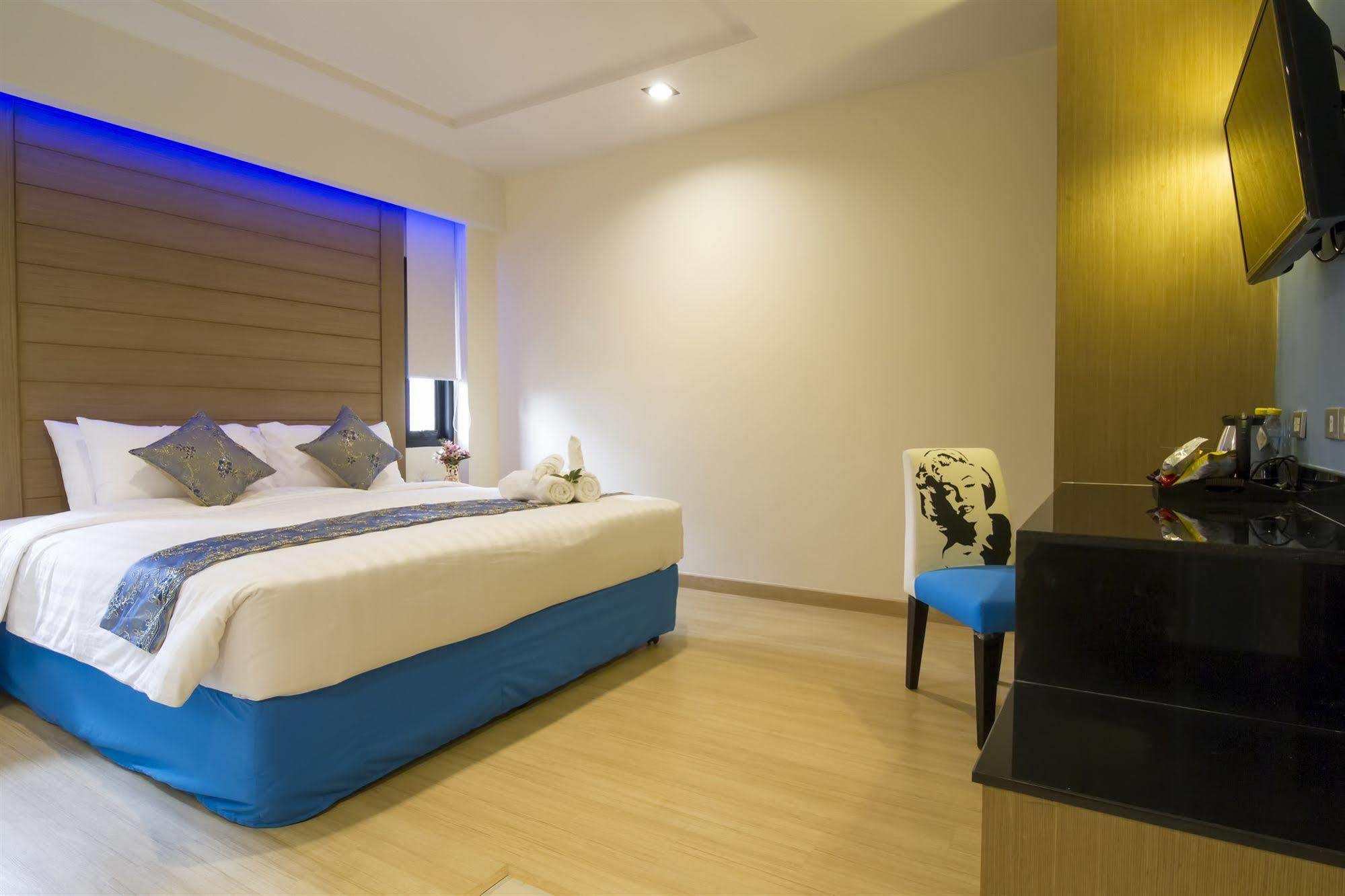 Eleven Avenue Suites Bangkok Exterior foto