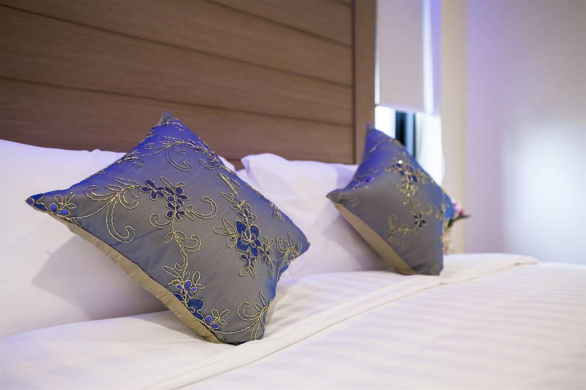 Eleven Avenue Suites Bangkok Exterior foto
